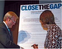 Picture of Prime Minister Kevin Rudd MP and Nicola Roxon MP signing the Statement of Intent